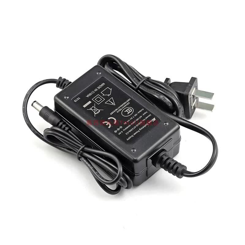 SO-ARM101 dual-voltage power adapters