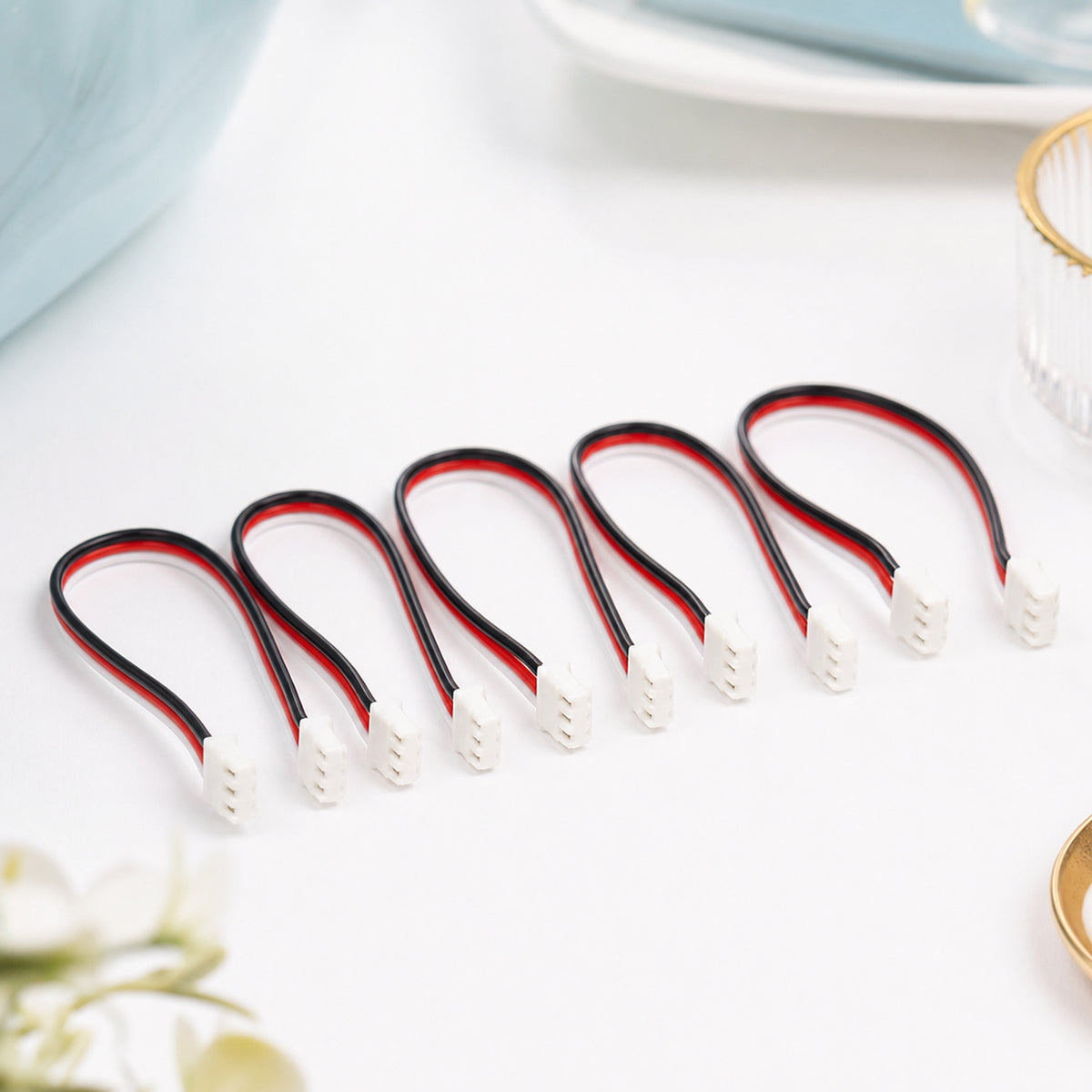 Feetech 3-pin servo cables – product still life on white: five cables fanned out